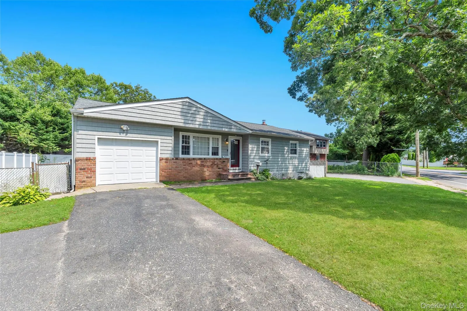 437 Commack Road, photo 3