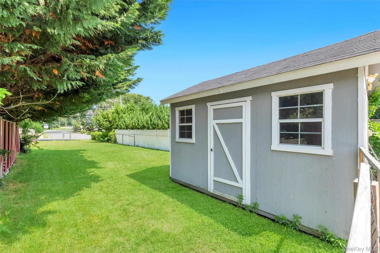 437 Commack Road, photo 4