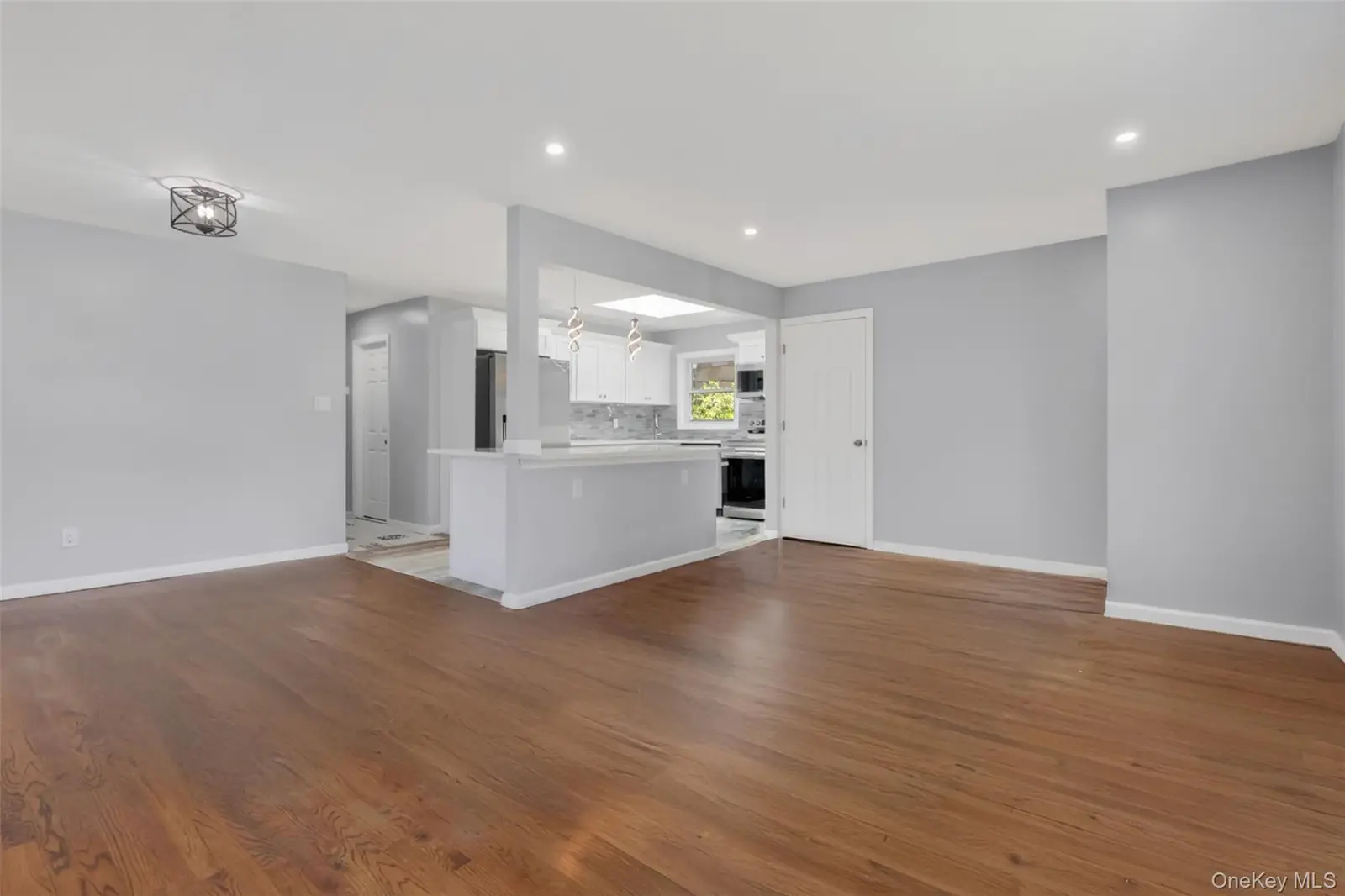 196 Burney, photo 3