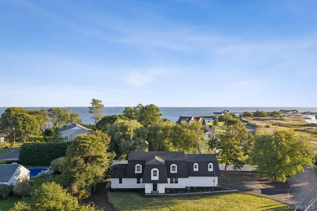 80 Oak Road, Islip, a Vantage listing